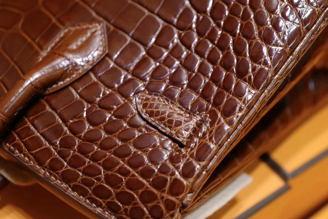 VIP贵宾客户订制: Birkin 25cm 蜜糖棕色方块亮面鳄鱼 金扣 这个色的鳄鱼皮，真的好闪噢