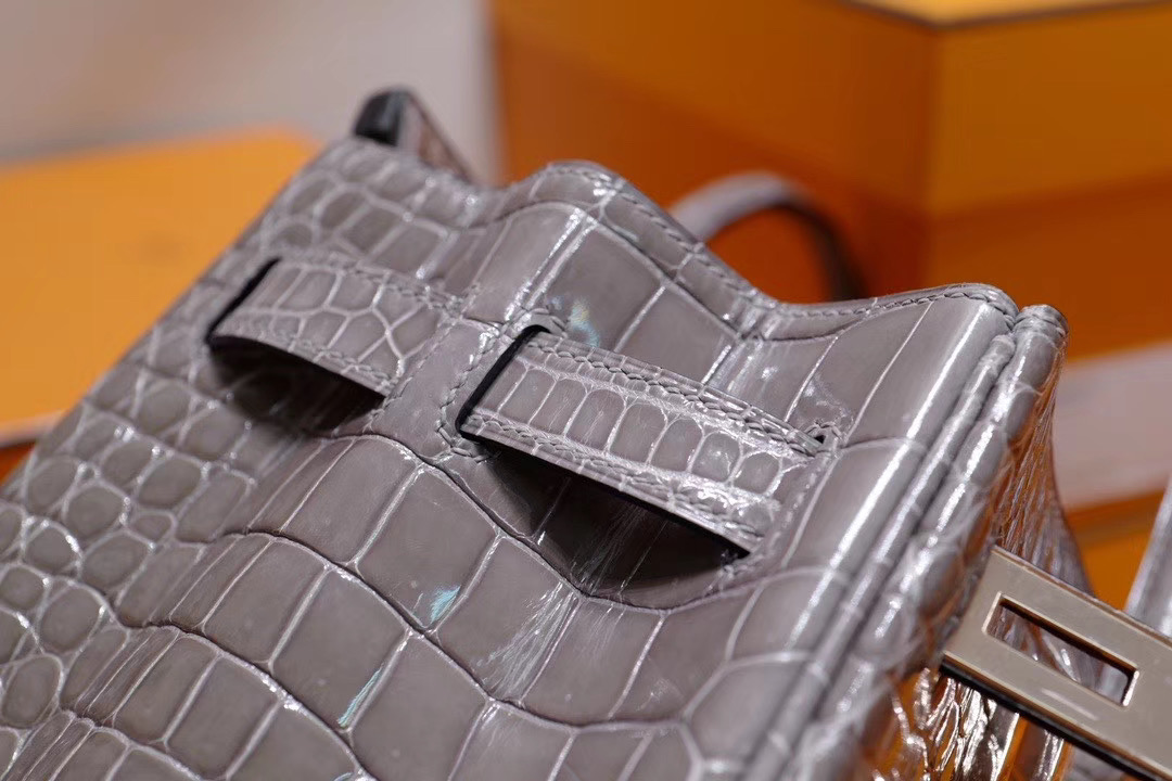 Hermes 爱马仕 野生湾鳄 Birkin 30Cm 斑鸠灰亮面鳄鱼 金扣