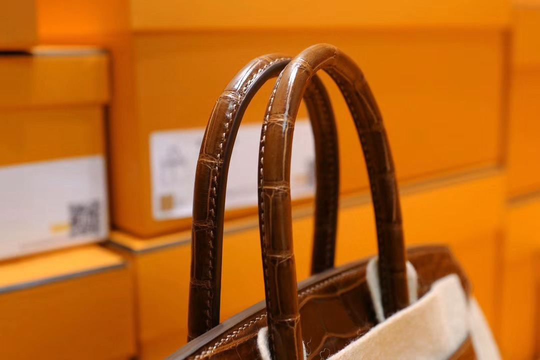 VIP贵宾客户订制: Birkin 25cm 蜜糖棕色方块亮面鳄鱼 金扣 这个色的鳄鱼皮，真的好闪噢