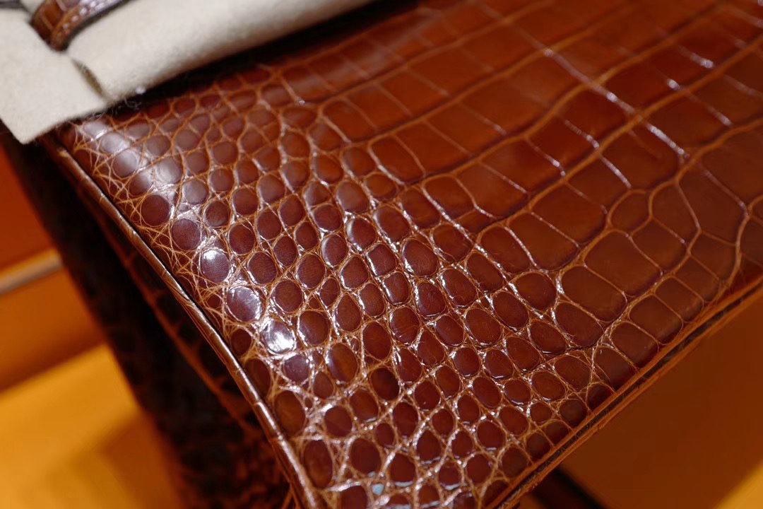 VIP贵宾客户订制: Birkin 25cm 蜜糖棕色方块亮面鳄鱼 金扣 这个色的鳄鱼皮，真的好闪噢