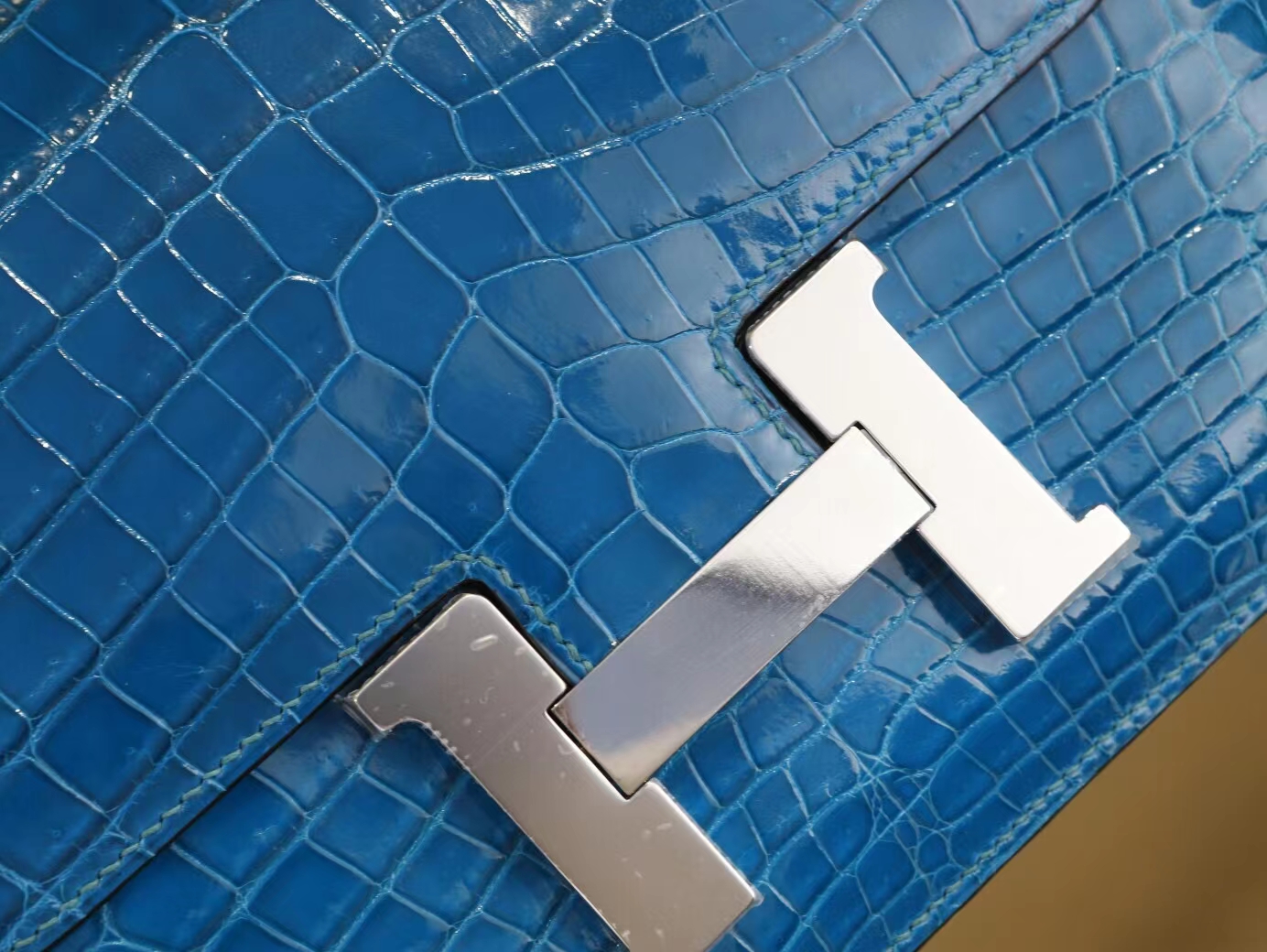 爱马仕康斯坦斯 Hermes Constance MM 7W伊兹密尔蓝亮面两点鳄鱼皮斜挎包