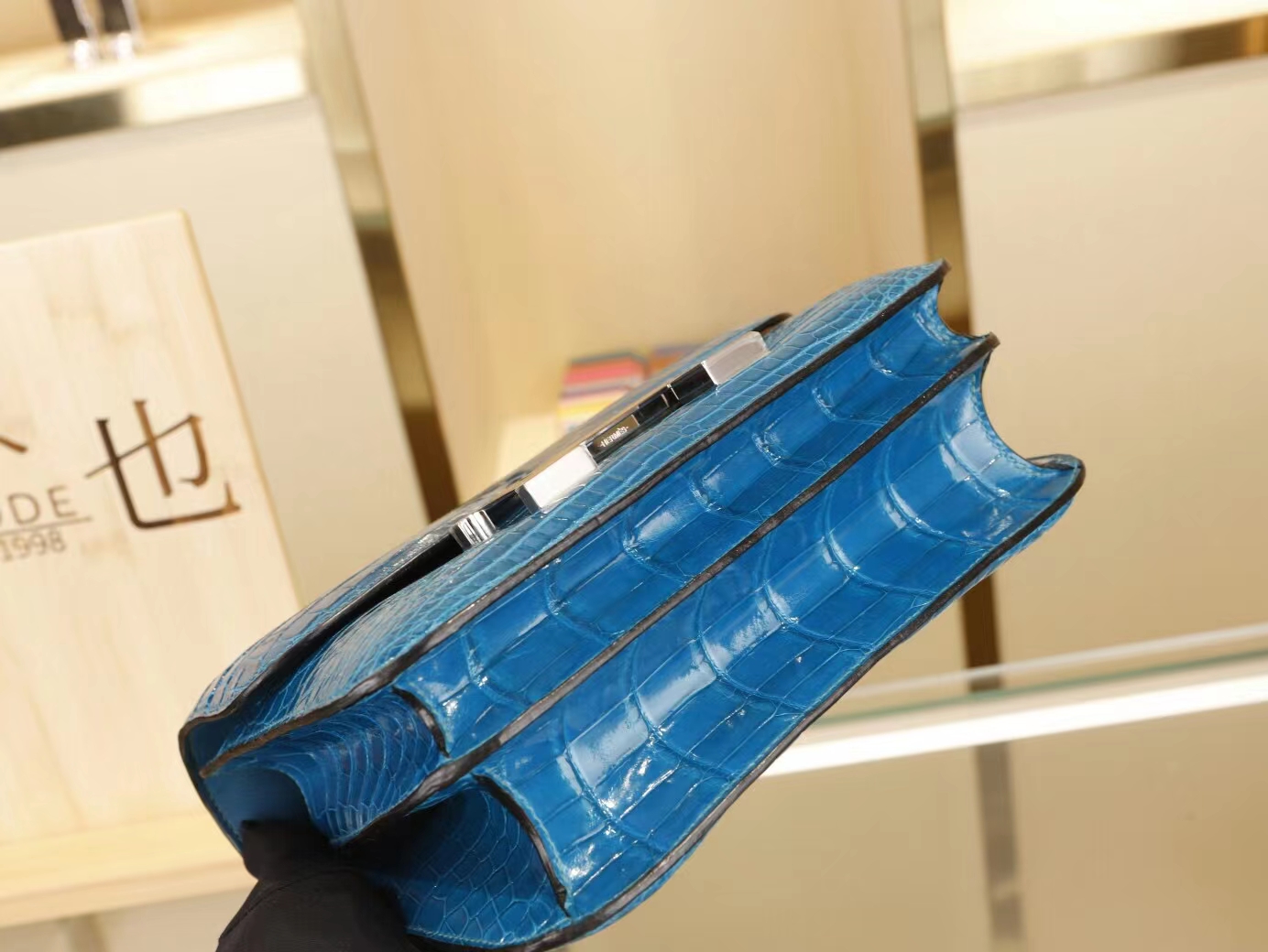 爱马仕康斯坦斯 Hermes Constance MM 7W伊兹密尔蓝亮面两点鳄鱼皮斜挎包
