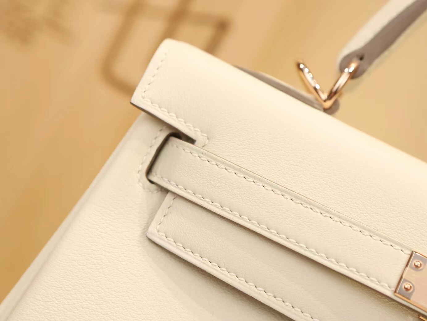 爱马仕包包官网 Hermes Kelly25CM 奶昔白CC10 Swift小牛皮玫瑰金扣凯莉包