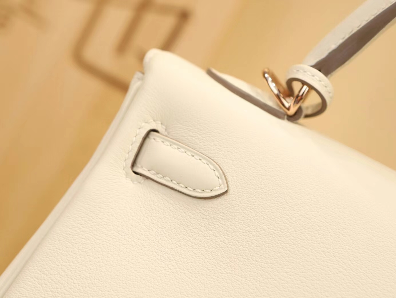 爱马仕包包官网 Hermes Kelly25CM 奶昔白CC10 Swift小牛皮玫瑰金扣凯莉包