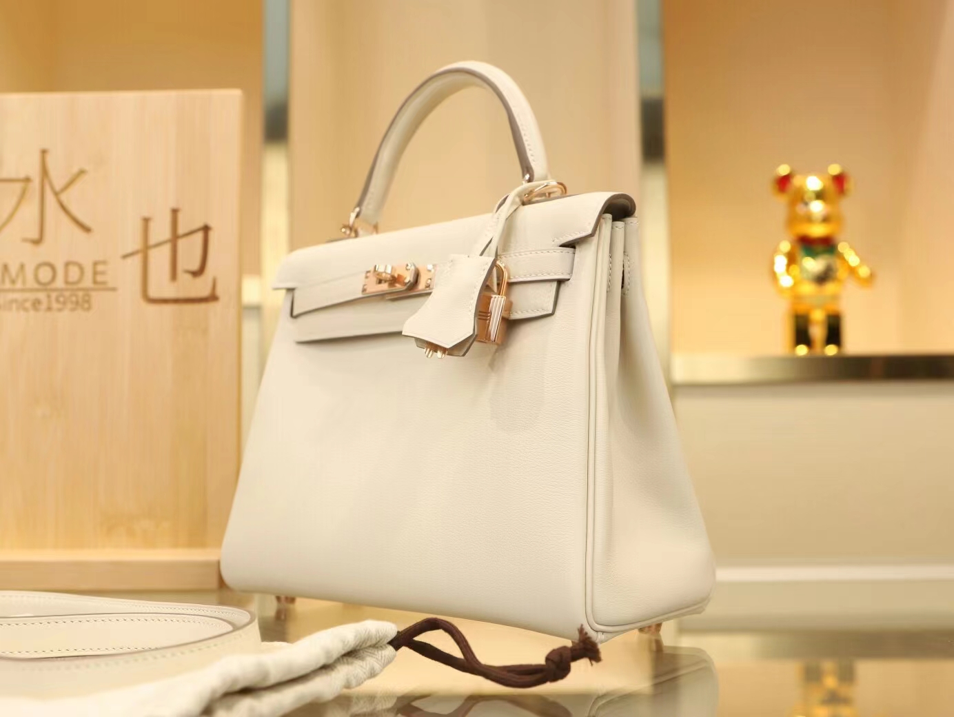 爱马仕包包官网 Hermes Kelly25CM 奶昔白CC10 Swift小牛皮玫瑰金扣凯莉包