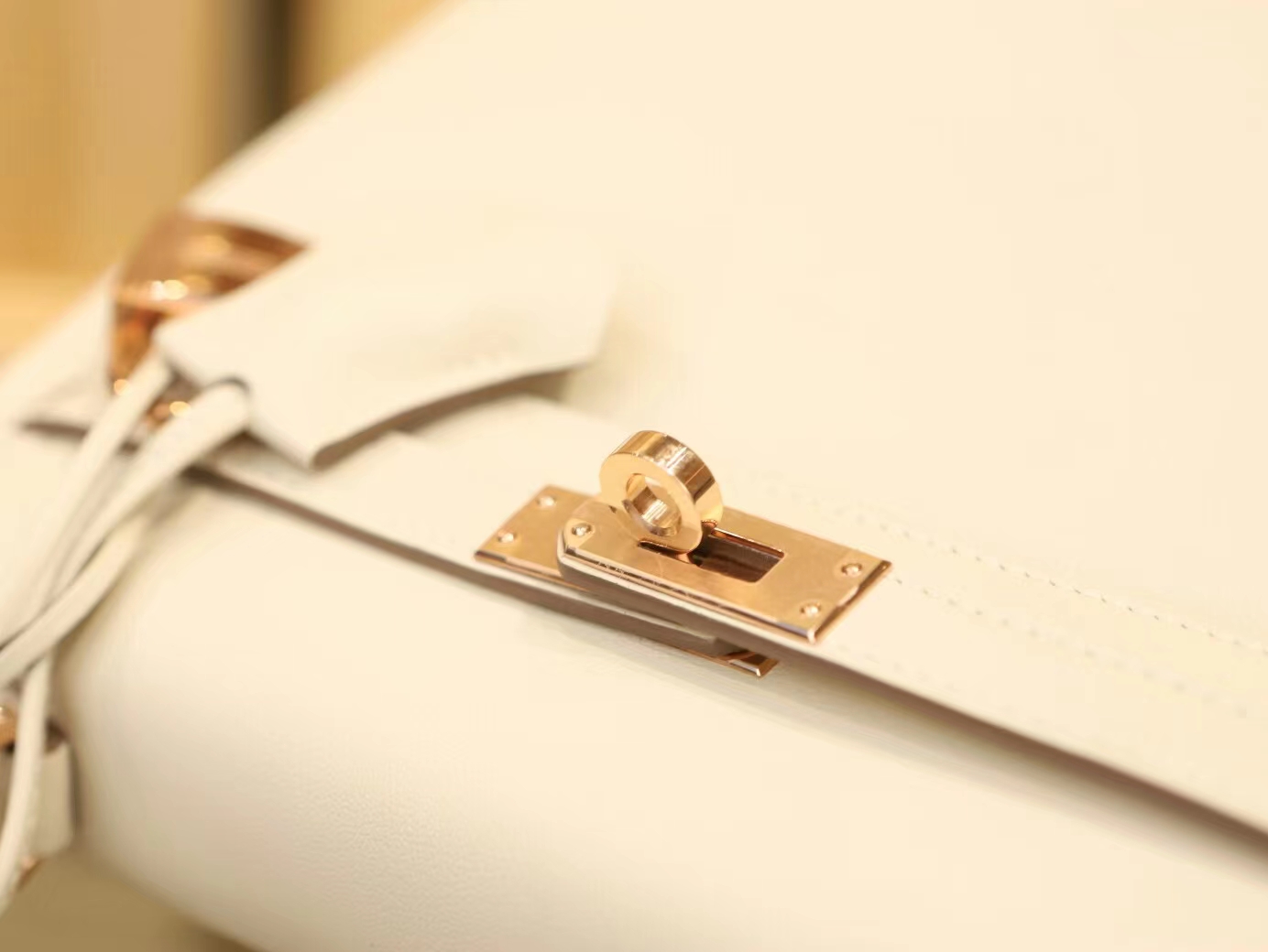 爱马仕包包官网 Hermes Kelly25CM 奶昔白CC10 Swift小牛皮玫瑰金扣凯莉包