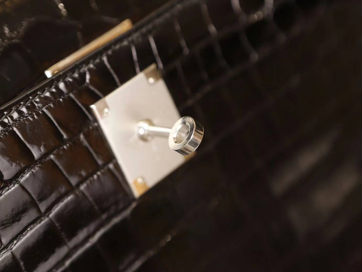爱马仕包包官网 Hermes Kelly28CM 黑色亮面两点鳄鱼皮凯莉包女包 银扣