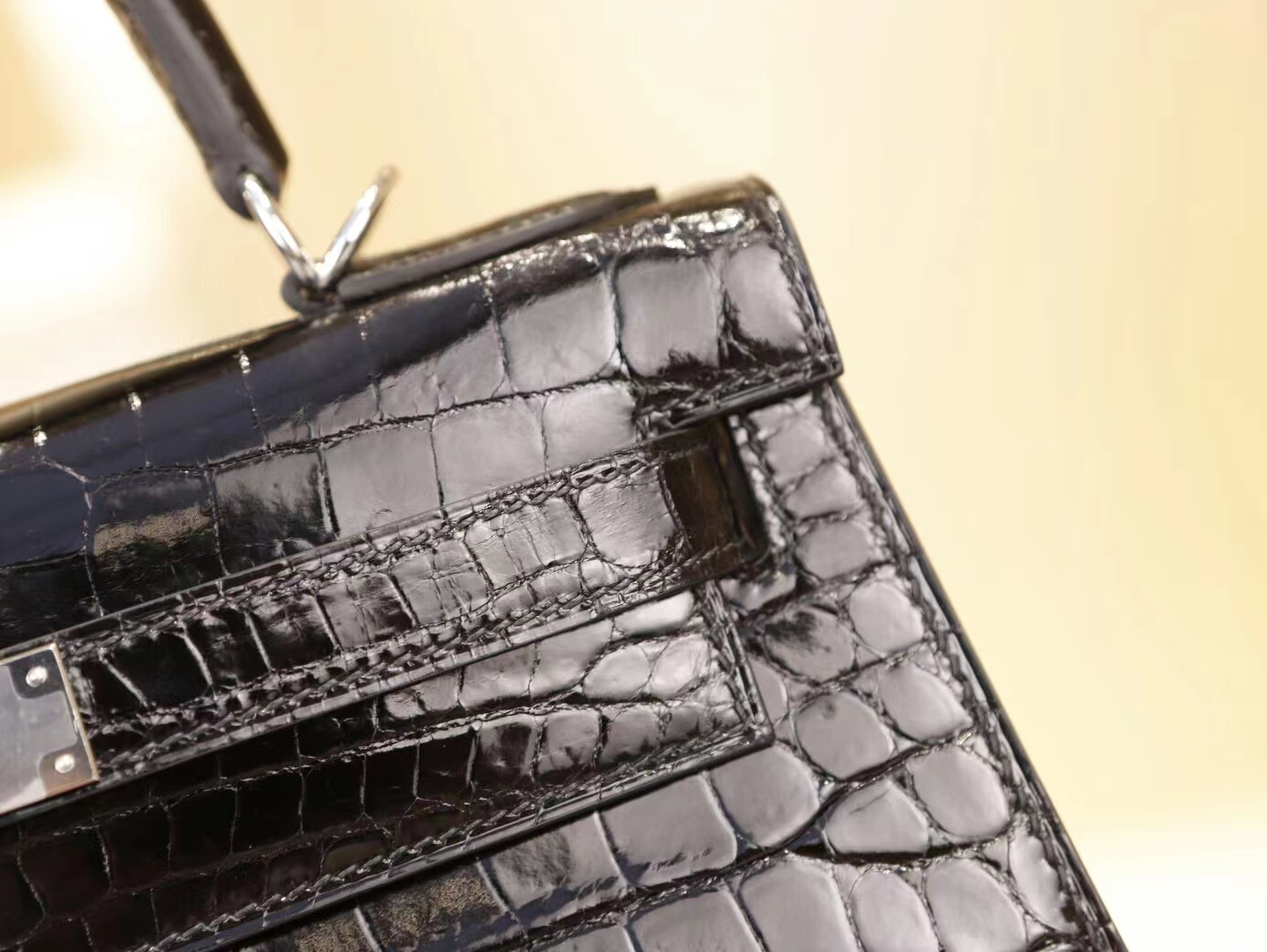 爱马仕包包官网 Hermes Kelly28CM 黑色亮面两点鳄鱼皮凯莉包女包 银扣