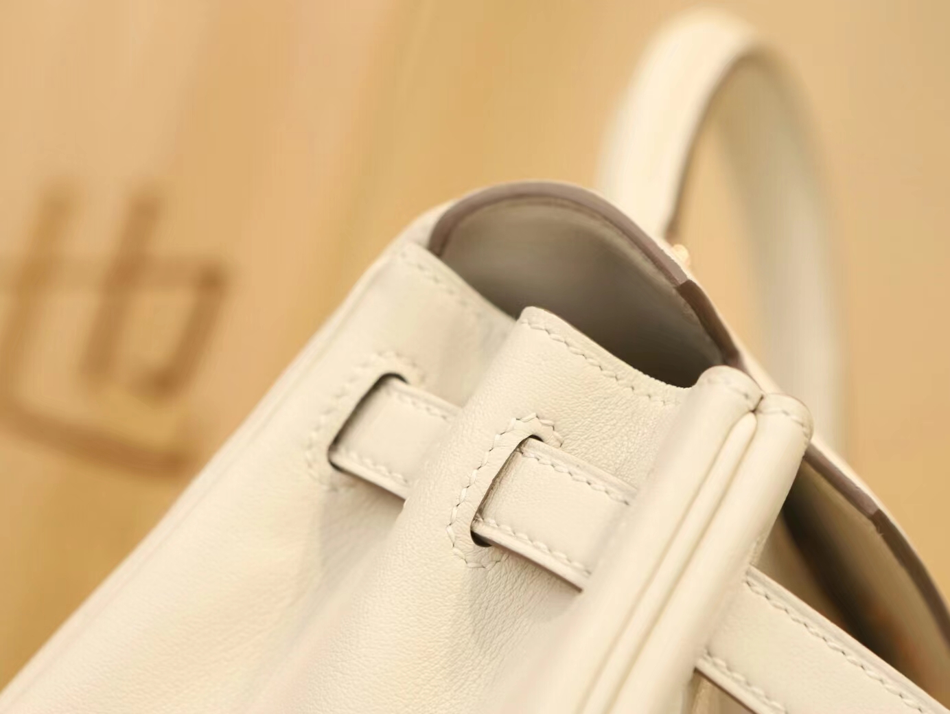 爱马仕包包官网 Hermes Kelly25CM 奶昔白CC10 Swift小牛皮玫瑰金扣凯莉包