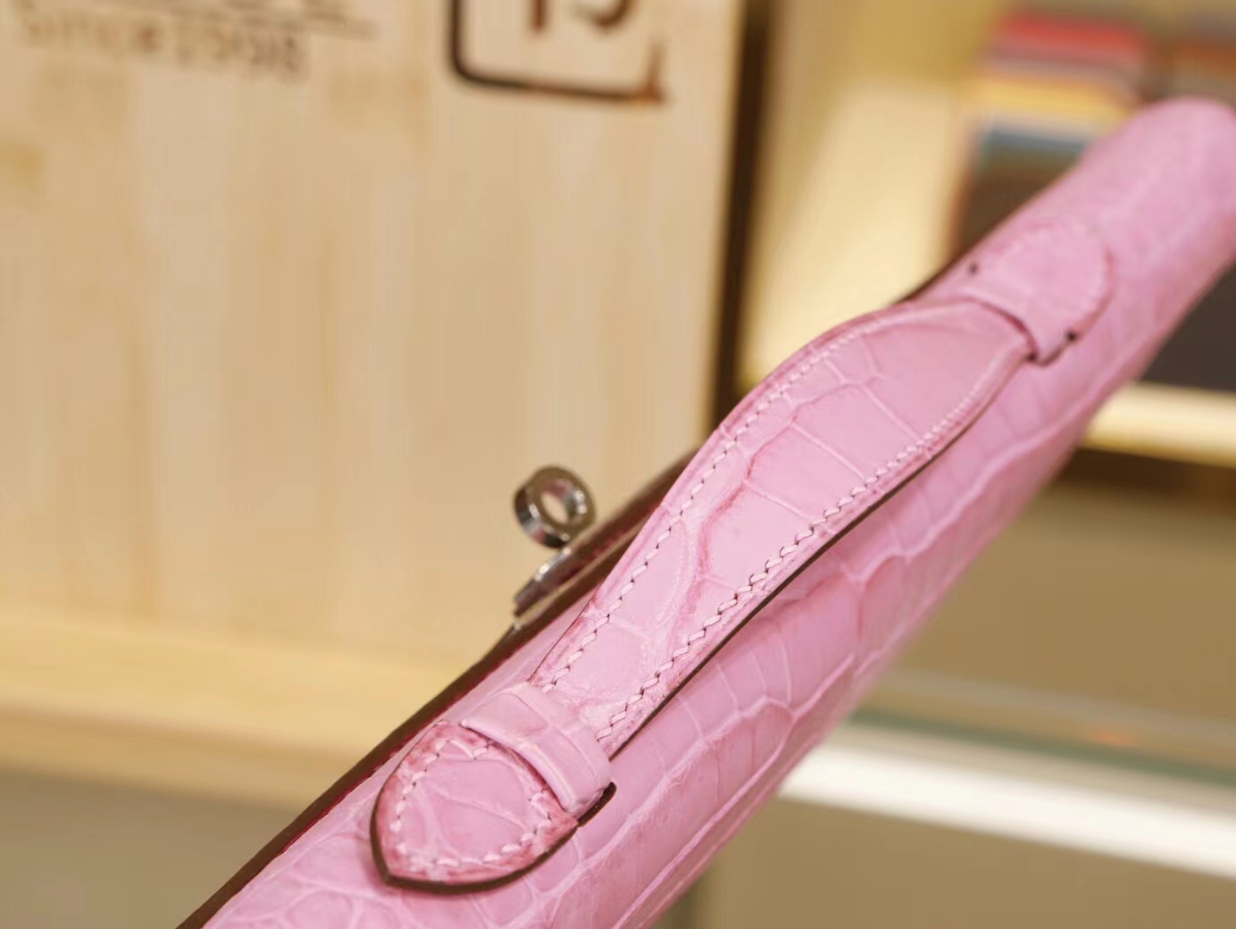 Hermes Kellycut31CM 爱马仕5P樱花粉雾面倒V鳄鱼凯莉长款手包 银扣