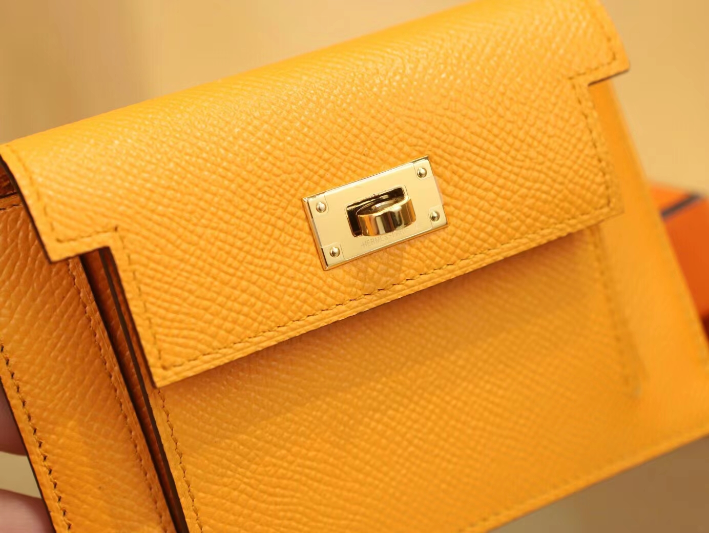 爱马仕包包货源 Hermes Kelly Pocket 9V太阳黄Epsom皮零钱包卡包 金扣