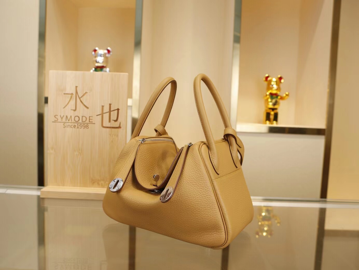 爱马仕琳迪包价格 Hermes Lindy26CM 4B饼干色TC牛皮 银扣