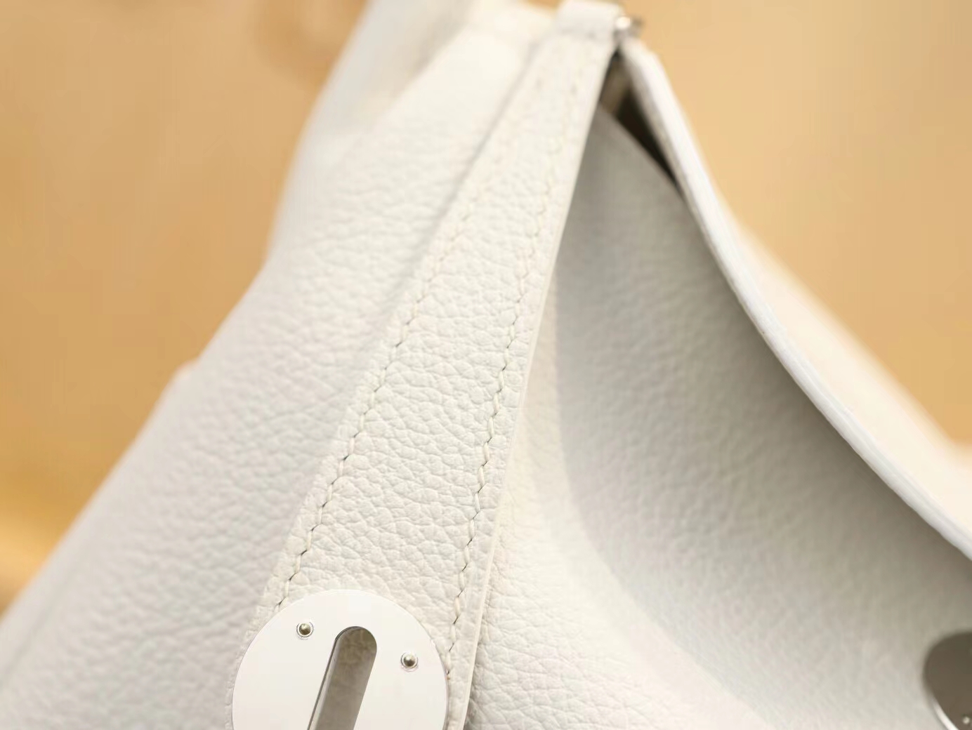 爱马仕包包价格 Hermes Lindy26CM 01纯白色TC牛皮琳迪包 银扣