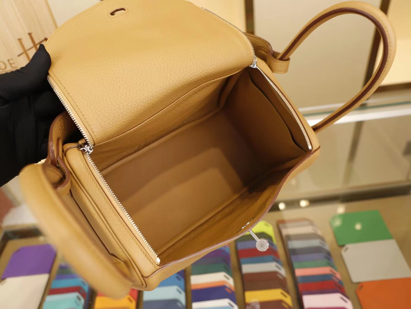 爱马仕琳迪包价格 Hermes Lindy26CM 4B饼干色TC牛皮 银扣