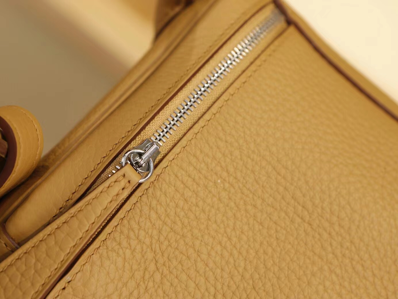 爱马仕琳迪包价格 Hermes Lindy26CM 4B饼干色TC牛皮 银扣