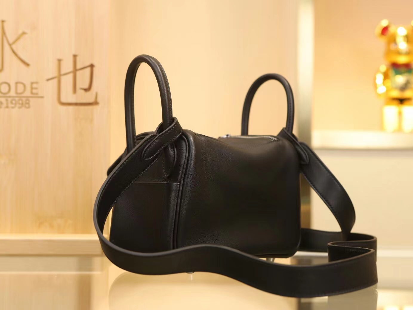 Hermes包包官网 爱马仕89黑色Swift牛皮迷你琳迪包Mini Lindy19CM 银扣