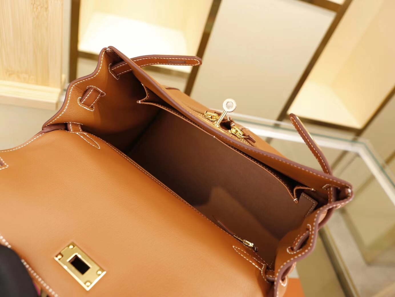 爱马仕新款女包 Hermes Kelly Lakis 28CM 金棕色Swift小牛皮凯莉包 金扣