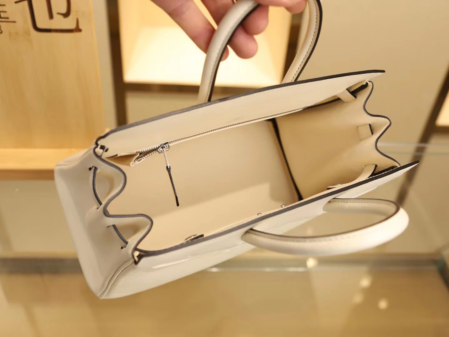 爱马仕新款女包  Hermes浮雕设计铂金包Birkin Shadow25CM I2奶油白NATA