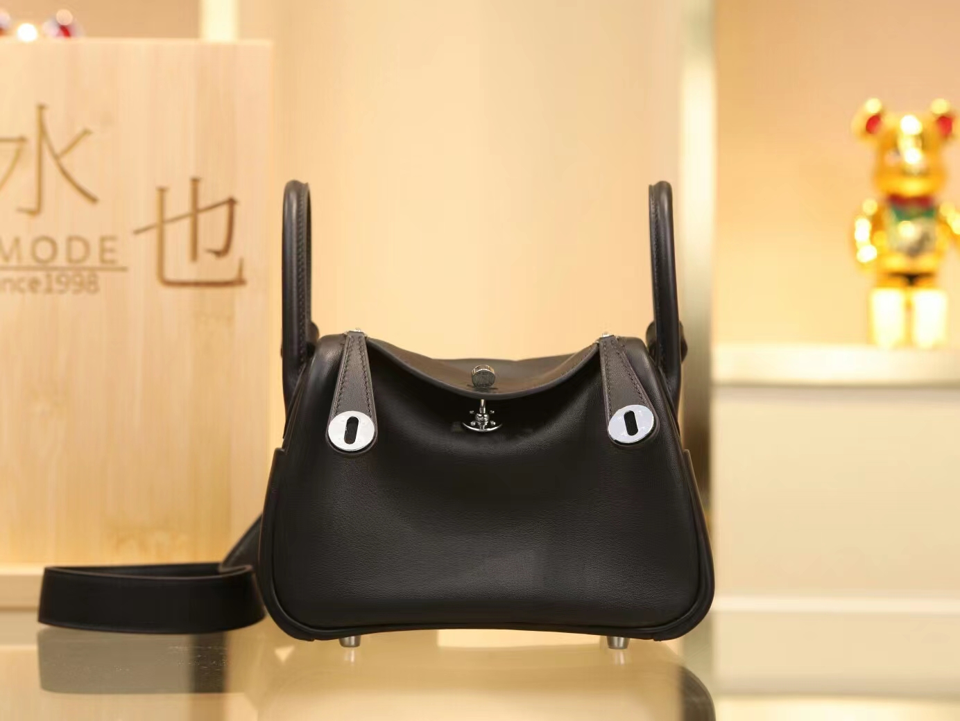 Hermes包包官网 爱马仕89黑色Swift牛皮迷你琳迪包Mini Lindy19CM 银扣