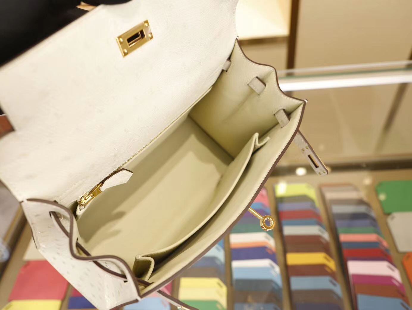 爱马仕凯莉包价格 Hermes Kelly25CM 3C羊毛白鸵鸟皮 金扣
