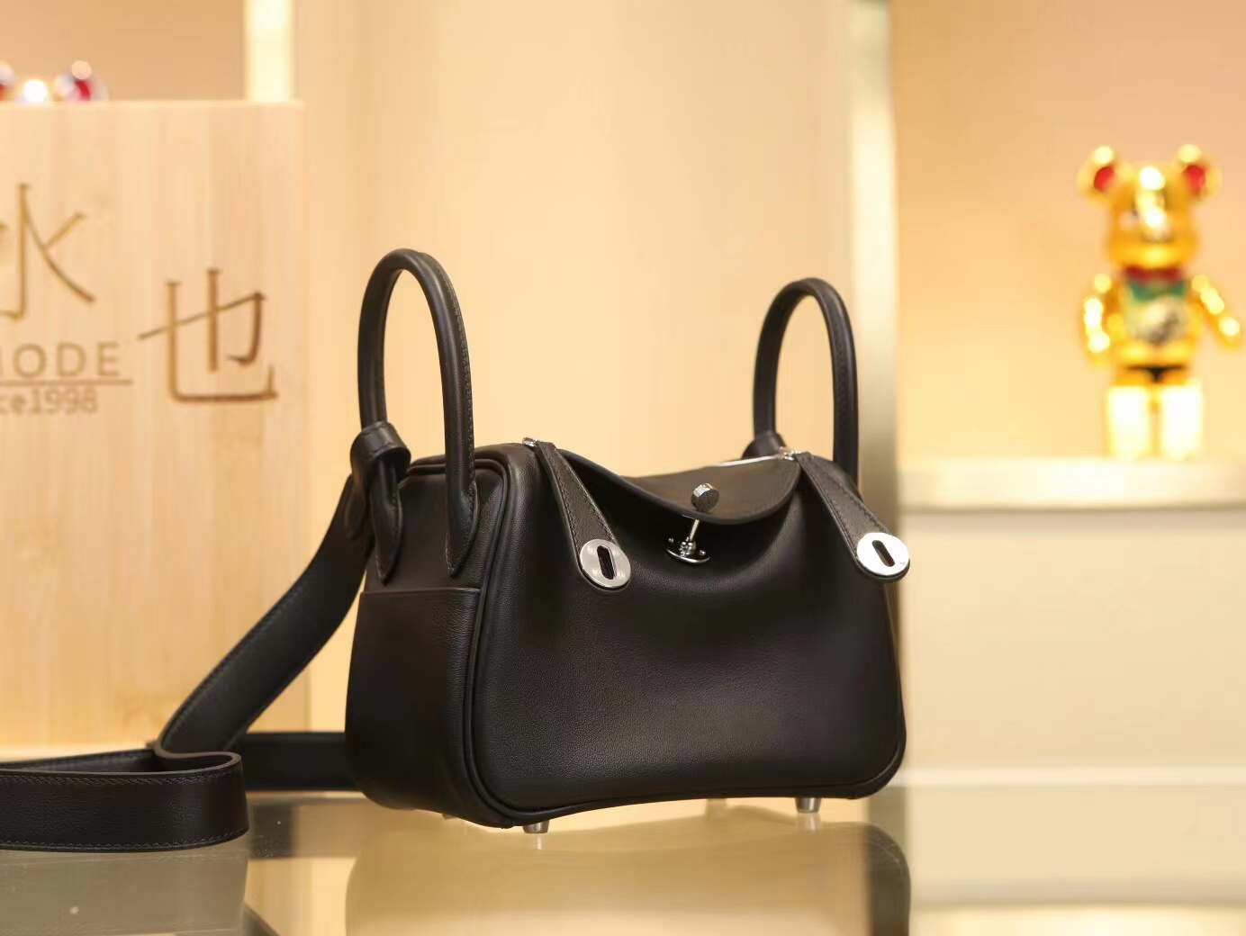 Hermes包包官网 爱马仕89黑色Swift牛皮迷你琳迪包Mini Lindy19CM 银扣