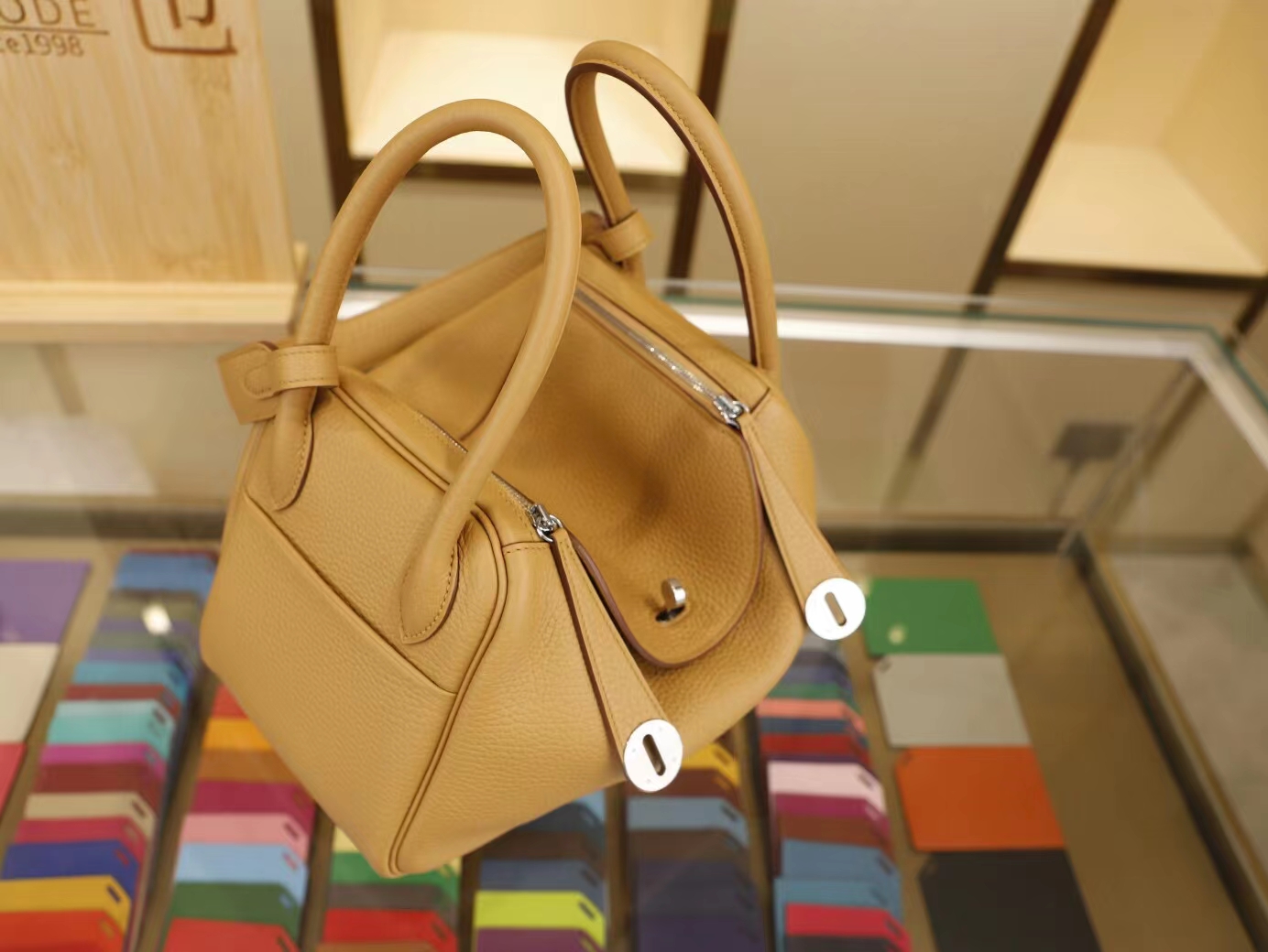 爱马仕琳迪包价格 Hermes Lindy26CM 4B饼干色TC牛皮 银扣