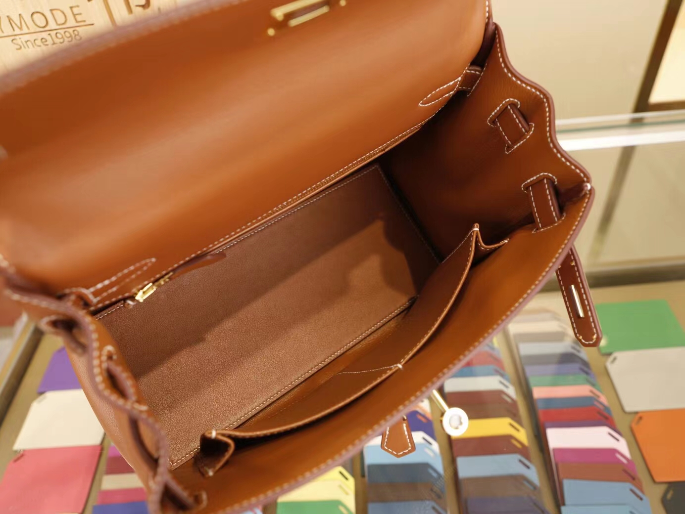 爱马仕新款女包 Hermes Kelly Lakis 28CM 金棕色Swift小牛皮凯莉包 金扣