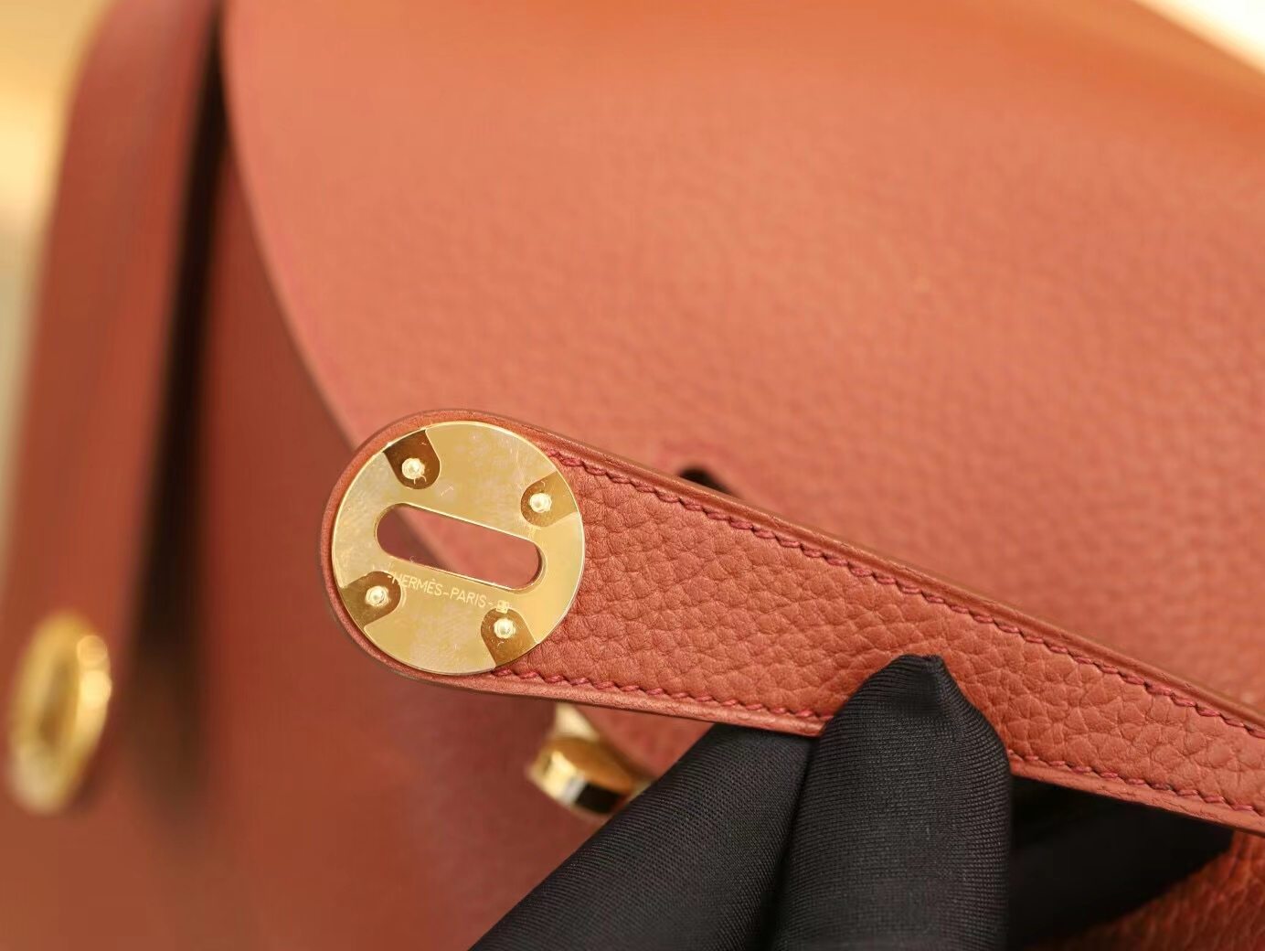 爱马仕琳迪包价格 Hermes Lindy30CM 6c古铜金TC牛皮单肩包 金扣