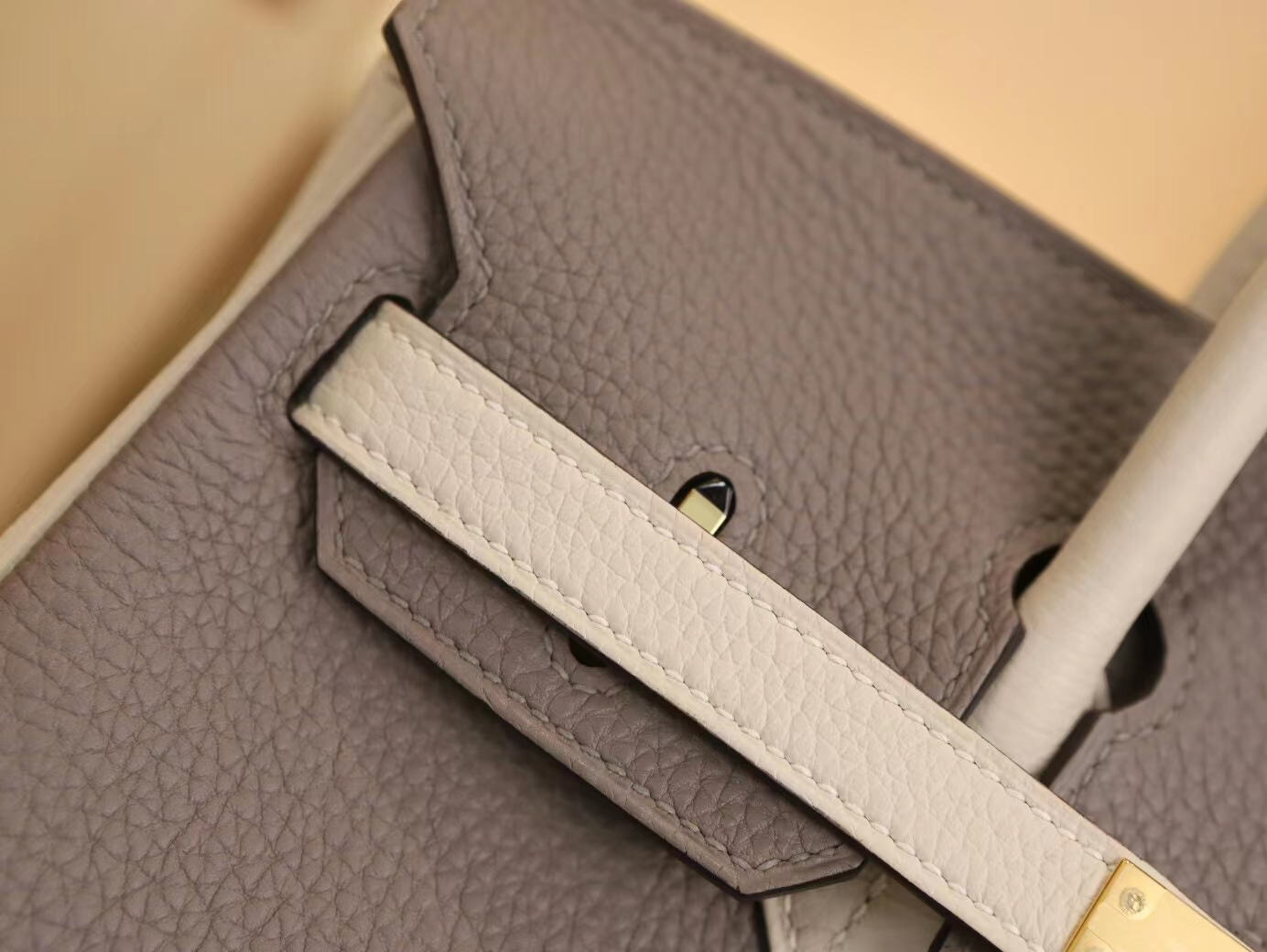Hermes女包定制  爱马仕M8沥青灰拼奶昔白Togo皮铂金包Birkin25CM 金扣
