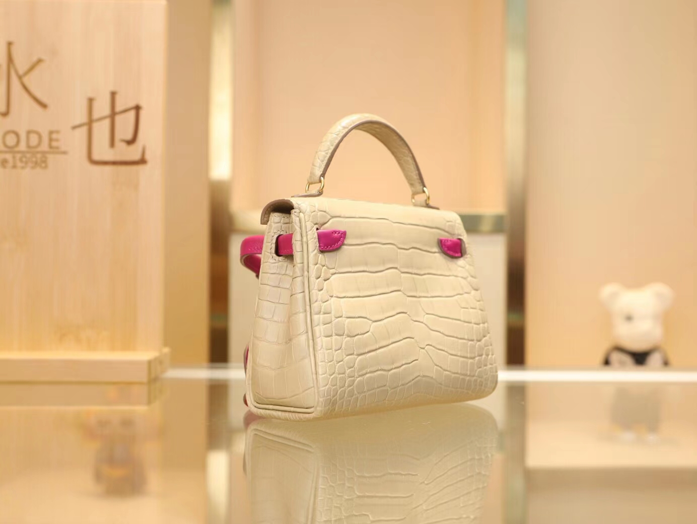 爱马仕Hermes Kelly Doll 16CM 8L冰川白拼L3玫粉色雾面方块鳄鱼皮凯莉娃娃包