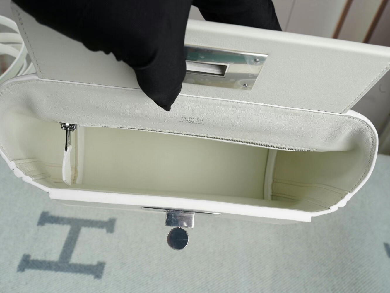 爱马仕包包官网 Hermes Kelly 2424 Mini 纯白色Evercolor拼Swift皮 银扣