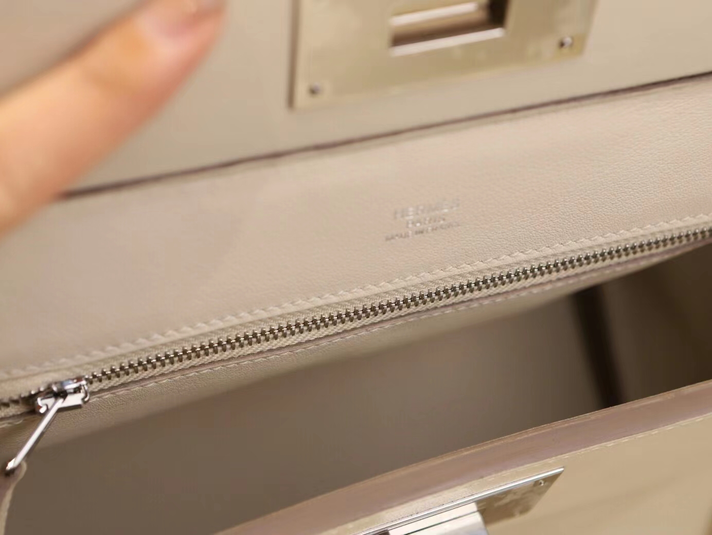 Hermes Mini Kelly2424 爱马仕奶昔白Craie Evercolor拼Swift皮手提包 银扣