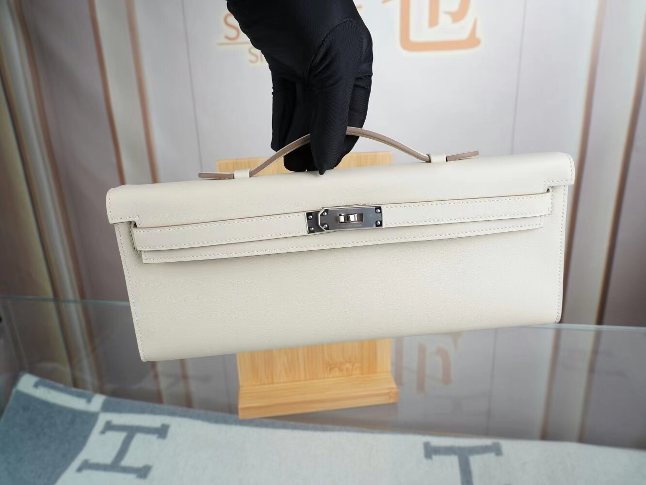 Hermes Kelly Cut31CM 爱马仕10奶昔白Craie Swift皮长款手拿包 银扣