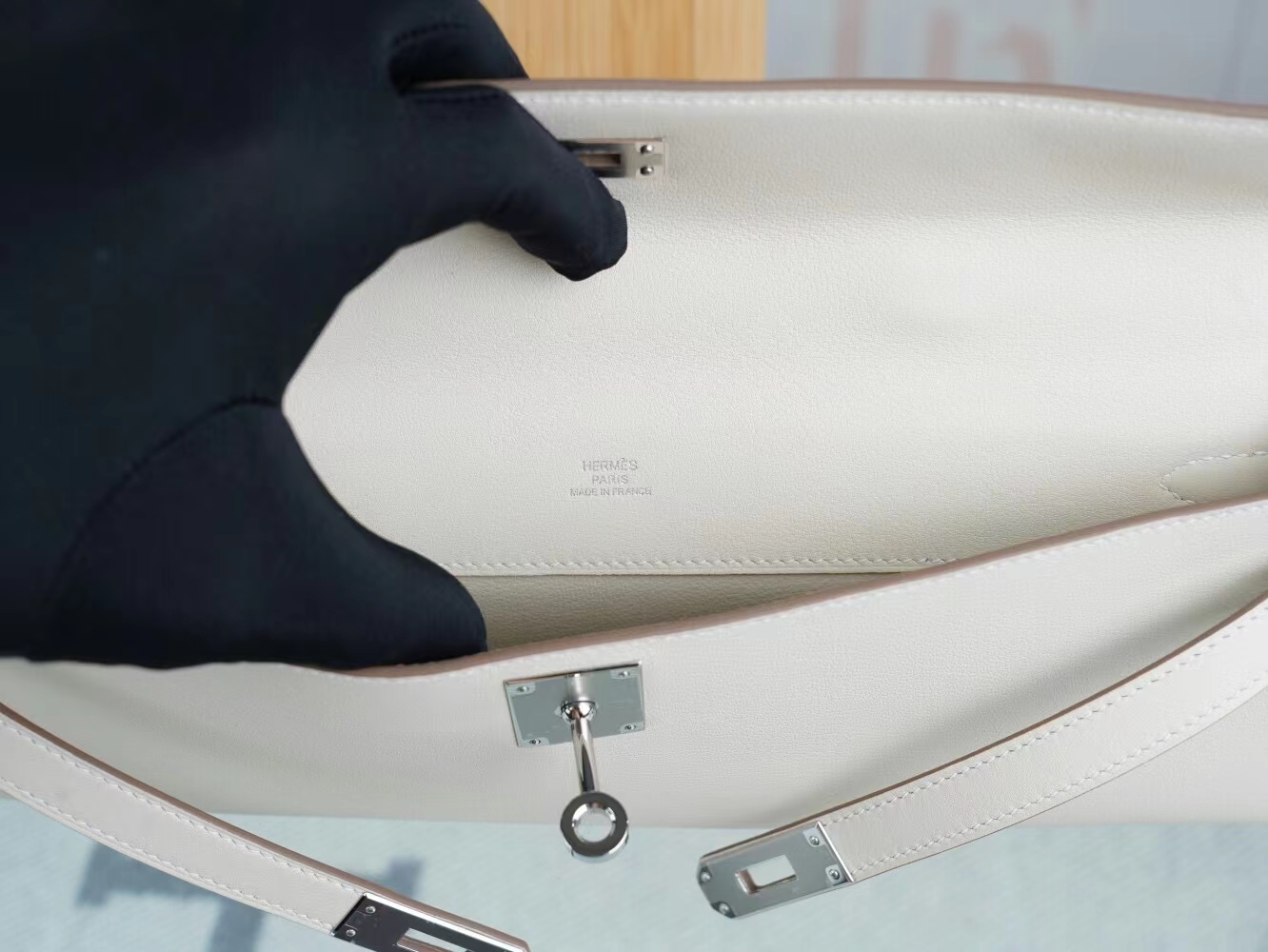 Hermes Kelly Cut31CM 爱马仕10奶昔白Craie Swift皮长款手拿包 银扣