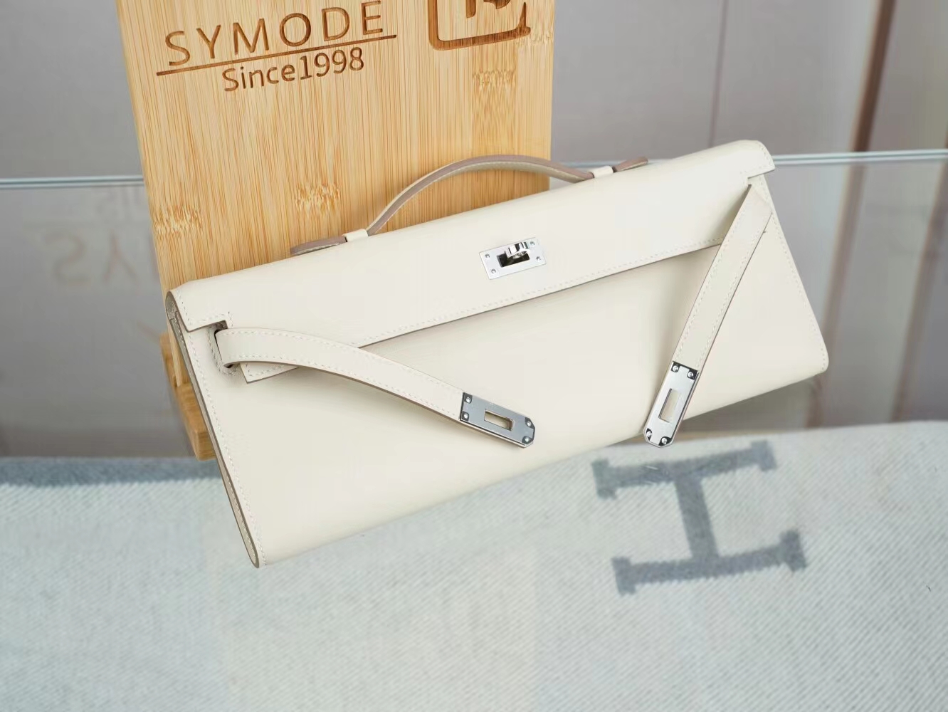 Hermes Kelly Cut31CM 爱马仕10奶昔白Craie Swift皮长款手拿包 银扣